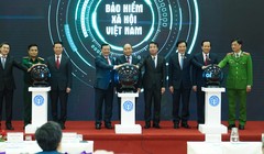 Thủ tướng Nguyễn Xuân Phúc bấm nút công bố ứng dụng 'Bảo hiểm xã hội số' trên thiết bị di dộng. Ảnh: VGP.