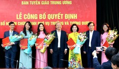 Ông Vũ Quý Cường (ngoài cùng bên trái) và bà Nguyễn Thị Mỹ Linh (thứ năm từ bên trái) nhận hoa và quyết định bổ nhiệm cán bộ