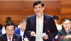 GS.TS Nguyễn Thanh Long chủ trì cuộc họp khẩn về chống dịch COVID-19 ngay tại nơi diễn ra Đại hội Đảng XIII. Ảnh; Cao Tuân