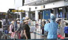 Hành khách đi máy bay tuân thủ các quy định phòng dịch COVID-19.