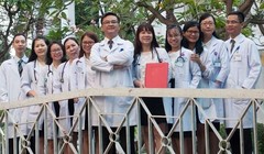 "Chiến binh áo trắng" - những người trên tuyến đầu chống COVID-19.