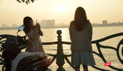 Với nhiều người, Hồ Tây là góc bình yên và lãng mạn nhất, là nơi gặp gỡ, hẹn hò hay ghi dấu kỉ niệm.Ảnh minh hoạ: A.D