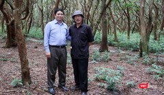 Ông Phạm Minh Chính và tác giả Xuân Ba trong một chuyến công tác.