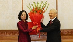 Tổng Bí thư Nguyễn Phú Trọng trao Quyết định của Bộ Chính trị phân công bà Trương Thị Mai giữ chức Trưởng ban Tổ chức Trung ương. 