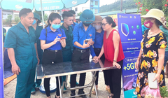Đoàn thanh niên hướng dẫn nhân dân cài đặt, sử dụng ứng dụng Bluezone.