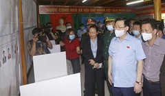 Chủ tịch Quốc hội Vương Đình Huệ và Đoàn giám sát, kiểm tra công tác bầu cử tại Khu vực bỏ phiếu số 4 gồm các thôn: Lô Lô Chải, Séo Lủng, xã Lũng Cú, huyện Đồng Văn, tỉnh Hà Giang. 