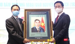 Bộ trưởng Bộ TT&TT Nguyễn Mạnh Hùng trao tặng bức ảnh cho đại diện gia đình đồng chí Nguyễn Cơ Thạch