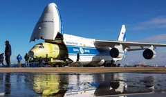 Quá trình bốc dỡ tiêu bản 1 chiếc Superjet trên An-124 “Ruslan”.