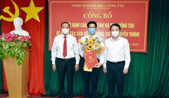Ông Lê Văn Tuấn (giữa) nhận quyết định phân công chức vụ Giám đốc Sở TT-TT tỉnh Bà Rịa – Vũng Tàu từ ông Nguyễn Huy Dũng - Thứ trưởng Bộ TT-TT (phải) và ông Nguyễn Văn Thọ - Chủ tịch UBND tỉnh (trái).