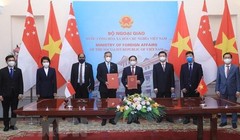 Bộ trưởng Bộ Ngoại giao Bùi Thanh Sơn và Bộ trưởng Bộ Ngoại giao Singapore Vivian Balakrishnan và các đại biểu tại Lễ ký Biên bản Thỏa thuận giữa bộ Ngoại giao hai nước về Chương trình Nghiên cứu theo chuyên đề dành cho cán bộ cao cấp Đảng Cộng sản Việt Nam giai đoạn 2021-2023.