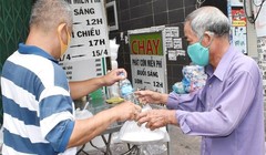 Quán cơm chay phát cơm miễn phí cho người nghèo, người lao động tự do gặp khó khăn.