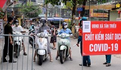 Nhiều quận, huyện của Hà Nội đã lập chốt kiểm soát người và phương tiện ra đường không có lý do.