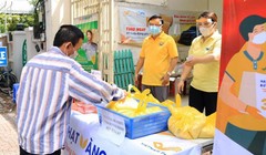 Tại các điểm phát gạo cố định (cây ATM gạo hoặc bàn phát trực tiếp tại bưu cục), bưu điện sẽ tổ chức phân luồng lối đi riêng cho từng người ra - vào nhận gạo để tránh tối đa việc tiếp xúc.