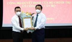 Ông Lê Quốc Minh nhận quyết định và hoa chúc mừng từ ông Nguyễn Trọng Nghĩa.