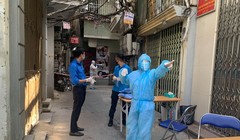 Một điểm xét nghiệm COVID-19 tại ngõ Trung Tả. Ảnh chụp ngày 6/8 - Nguyễn Phan Huy Khôi.