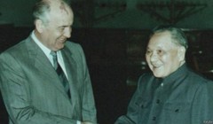 Đặng Tiểu Bình gặp gỡ Gorbachev (Ảnh Tư liệu)