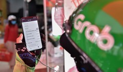 Tài xế tình nguyện của Grab nhận đơn GrabMart của người dân TP. Thủ Đức.