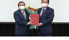 Ông Lại Xuân Môn nhận quyết định và hoa chúc mừng từ Bí thư Trung ương Đảng, Trưởng Ban Tuyên giáo Trung ương Nguyễn Trọng Nghĩa