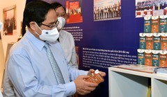 Thủ tướng xem và nghe giới thiệu về một sản phẩm KHCN bảo vệ sức khoẻ.