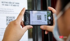 VFF phối hợp với Sở Thông tin và Truyền thông Hà Nội và Trung tâm Công nghệ quốc gia phòng, chống COVID-19 dán mã QR tại 56 cửa vào, ra khán đài Sân vận động quốc gia Mỹ Đình. Ảnh minh họa.