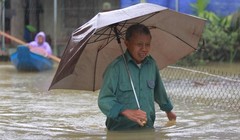 Mưa lũ khiến nhiều nhà dân vùng hạ du huyện Cẩm Xuyên (Hà Tĩnh) ngập sâu.