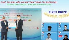 Thứ trưởng Bộ TT&TT Nguyễn Huy Dũng và Chủ tịch VNISA Nguyễn Thành Hưng trao giải Nhất cho đội Pawsitive - Đại học Công nghệ, Đại học Quốc gia Hà Nội.