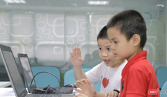 Tại nhiều trò lừa bịp trực tuyến, trẻ em bị kích động bằng một đoạn tin nhắn đe doạ giả mạo, dụ dỗ các em thực hiện các thử thách với cấp độ khó tăng dần, cuối cùng là gây hại cho bản thân,