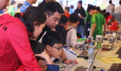 Một trong những cách làm giảm tác động tâm lý của công nghệ và Internet đến trẻ chính là thầy cô phải trở thành người bạn lớn của trẻ trong môi trường số.