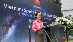 Bà Fiona Li – Phó Tổng Giám đốc phụ trách đối ngoại Huawei Việt Nam, phát biểu tại lễ tổng kết chương trình Hạt giống cho tương lai 2021