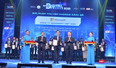 Ông Phùng Việt Thắng, Giám đốc Kinh Doanh Microsoft Việt Nam vinh dự nhận giải thưởng.