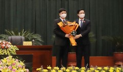 Chủ tịch HĐND TP. Hải Phòng Phạm Văn Lập tặng hoa chúc mừng tân Phó Chủ tịch UBND TP. Hoàng Minh Cường, tại Kỳ họp thứ 4, HĐND thành phố khóa XVI. Ảnh: haiphong.gov.vn.