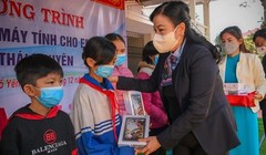 Bí thư Tỉnh ủy Thái Nguyên Nguyễn Thanh Hải tặng máy tính bảng cho học sinh nghèo thị xã Phổ Yên.