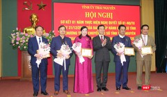 Bộ trưởng Bộ Thông tin và Truyền thông Nguyễn Mạnh Hùng tặng Kỷ niệm chương "Vì sự nghiệp Thông tin và truyền thông" cho Bí thư Tỉnh ủy Thái Nguyên Nguyễn Thanh Hải và 4 cá nhân.