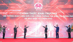 Phó Thủ tướng Vũ Đức Đam, cùng các đại biểu thực hiện nghi lễ chính thức khai trương Hệ thống giao diện mới của Cổng thông tin điện tử Chính phủ và Báo điện tử Chính phủ.