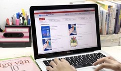 Việc trao tặng máy tính giúp các em triển khai học trực tuyến, bảo đảm học sinh nào bị bỏ lại phía sau trong hành trình chinh phục tri thức.