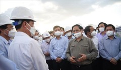 Thủ tướng Phạm Minh Chính kiểm tra công tác thi công tại cao tốc Phan Thiết - Dầu Giây. Ảnh Hà Anh Chiến.