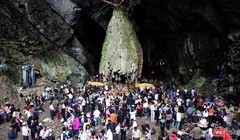 Hình ảnh du khách tại động Hương Tích - Ảnh chụp năm 2019.