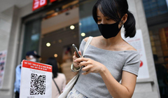 Người dân được yêu cầu quét mã QR khai báo y tế khi đến nơi công cộng. 