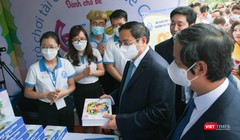 Đi thăm các gian hàng tại Ngày hội Khởi nghiệp quốc gia của học sinh, sinh viên, Thủ tướng cho rằng phải thúc đẩy mạnh mẽ hệ sinh thái khởi nghiệp ngành giáo dục.