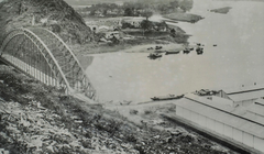 Cầu đường sắt Hàm Rồng bắc qua sông Mã nhìn từ triền núi bờ Nam.