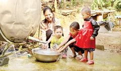 Niềm vui sử dụng nước sạch của người dân khu Hạ Thành, Thanh Sơn (Phú Thọ).