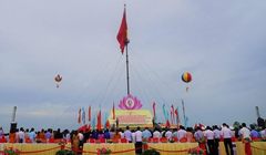 Trong không khí trang nghiêm, trên nền nhạc Quốc ca hào hùng khi lá cờ đỏ sao vàng được kéo dần lên trên kỳ đài Hiền Lương lịch sử.