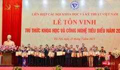Chủ tịch nước Nguyễn Xuân Phúc và TS Khoa học Phan Xuân Dũng, Bí thư Đảng đoàn, Chủ tịch Liên hiệp các hội Khoa học và Kỹ thuật Việt Nam trao Danh hiệu "Tri thức khoa học và công nghệ tiêu biểu" và Bằng khen của Liên hiệp các hội Khoa học và Kỹ thuật Việt Nam cho các cá nhân.