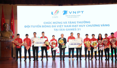 VNPT trao thưởng cho hai đội tuyển bóng đá nam và nữ Việt Nam.