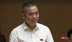 Đại biểu Nguyễn Lân Hiếu cho rằng việc đấu thầu mua sắm trang thiết bị, thuốc men cũng là nỗi lo lớn của đại đa số các bệnh viện công và tư. Giờ muốn mua một viên Zinnat – loại kháng sinh thông dụng, cũng khó.