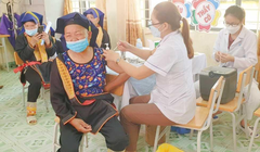 Tiêm vaccine phòng COVID-19 mũi 4 cho lực lượng tuyến đầu và người dân từ 50 tuổi đủ điều kiện tiêm chủng tại điểm tiêm Trường TH&THCS Đồn Đạc II (xã Đồn Đạc, huyện Ba Chẽ).