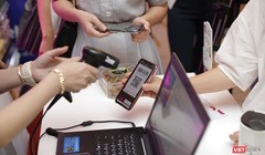 Khách hàng thanh toán qua QR Code tại siêu thị.