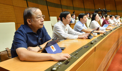 Đại biểu biểu quyết thông qua Nghị quyết Thành lập Đoàn giám sát chuyên đề của Quốc hội năm 2023. Ảnh: Quochoi.vn