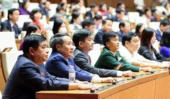 Các đại biểu Quốc hội thực hiện biểu quyết thông qua các nghị quyết. Ảnh: VGP.