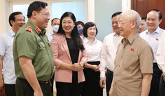 Tổng Bí thư Nguyễn Phú Trọng và các đại biểu dự hội nghị tiếp xúc cử tri tại điểm cầu quận Ba Đình.